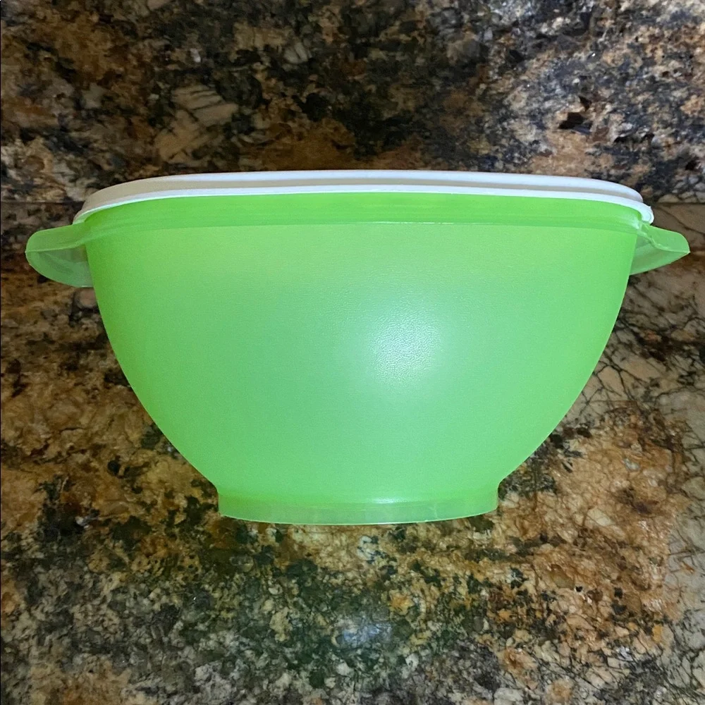 Bundle of 2 vintage Tupperware Servalier bowls